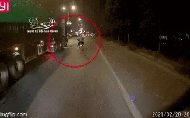 nguoi phu nu deo tre nho lao vao banh xe container