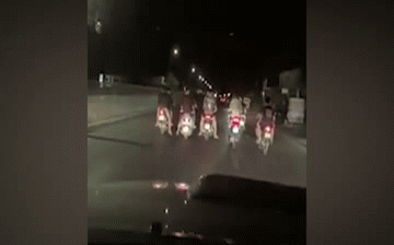 Nhóm thanh niên dàn hàng ngang chắn lối trên quốc lộ 1A