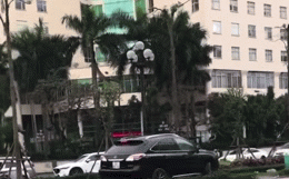 Xe Lexus leo lên dải phân cách để sang đường ở Hà Nội