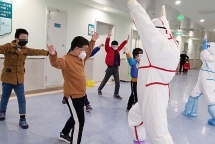 Y tá Vũ Hán trở thành giáo viên dạy nhảy cho bệnh nhi Covid-19