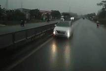 Xe ô tô con chạy ngược chiều, đòi "xử" tài xế đi đúng