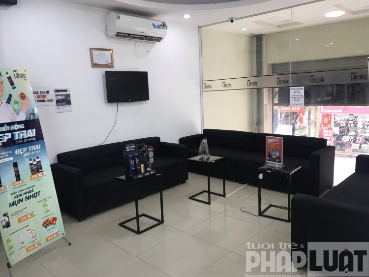 Tiệm tóc vắng khách trước thềm 8/3 vì dịch Covid-19