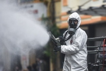 Quân đội khử trùng phố Trúc Bạch