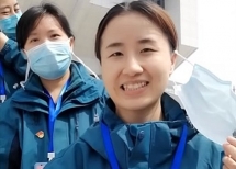 Y bác sĩ vui mừng tháo khẩu trang khi bệnh viện dã chiến đóng cửa