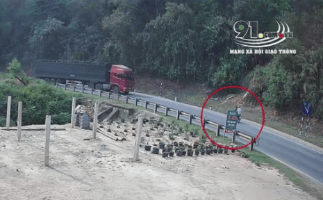 Xe đầu kéo tông tử vong hai người