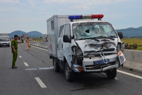 Xe chở phạm nhân nổ lốp, một cảnh sát tử vong