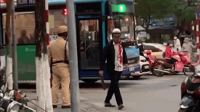 Nam thanh niên cầm dao đe dọa CSGT trên phố Hà Nội