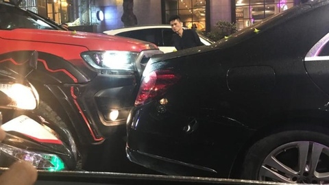 Xe bán tải tông nát đuôi Mercedes khi dừng đèn đỏ ở Hà Nội