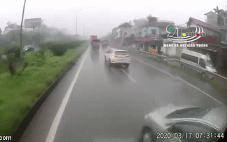 Container tông nát đầu ô tô con lấn làn