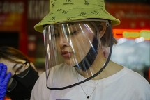 "Nón chống dịch" Covid-19 đắt hàng ở TP HCM