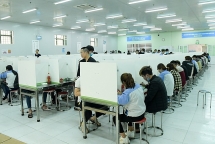 Lập buồng khử khuẩn, dựng vách ngăn bàn ăn cho công nhân phòng Covid-19