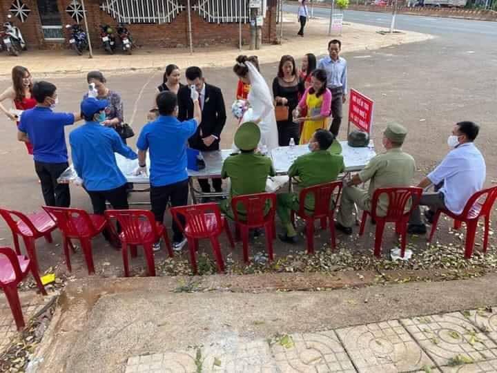 chinh quyen giam sat do than nhiet tung nguoi toi dam cuoi mua dich