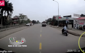 Phóng xe ngược chiều tốc độ cao, thanh niên tông trực diện taxi