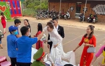 Chính quyền giám sát, đo thân nhiệt từng người tới đám cưới mùa dịch