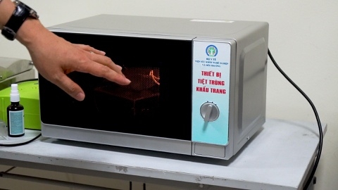 Khử trùng khẩu trang đã qua sử dụng bằng lò vi sóng tại nhà