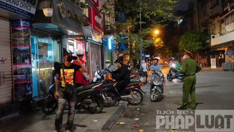 ha noi pho con ai sau 19h thoi dich covid 19