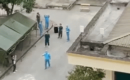 Chiến sĩ bộ đội bắc loa hát, cổ vũ tinh thần người cách ly