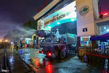 Binh chủng Hoá học dùng phương tiện đặc chủng phun khử khuẩn BV Bạch Mai