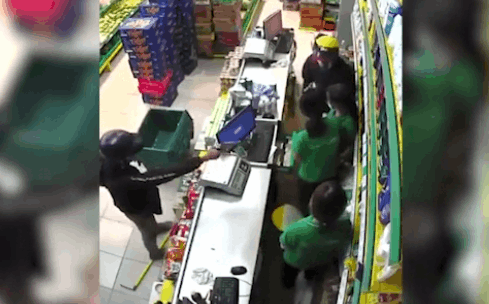 Hai đối tượng cướp case máy tính tiệm tạp hóa ở Sài Gòn