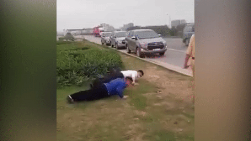 CSGT phạt tài xế chống đẩy vì không đeo khẩu trang