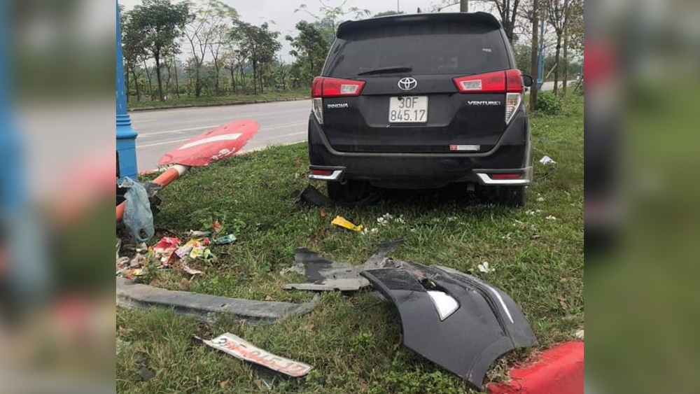 Giây phút ô tô Innova gây tai nạn kinh hoàng ở Mê Linh, Hà Nội