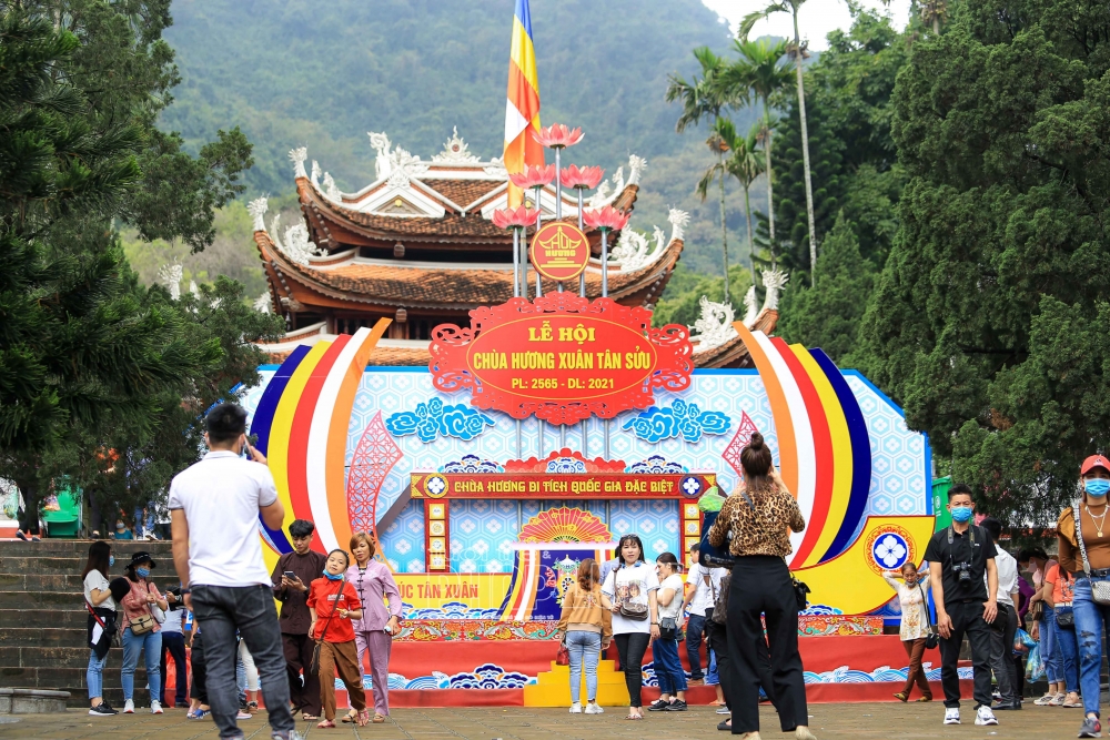 Du khách nườm nượp đổ về chùa Hương ngày đầu mở cửa trở lại