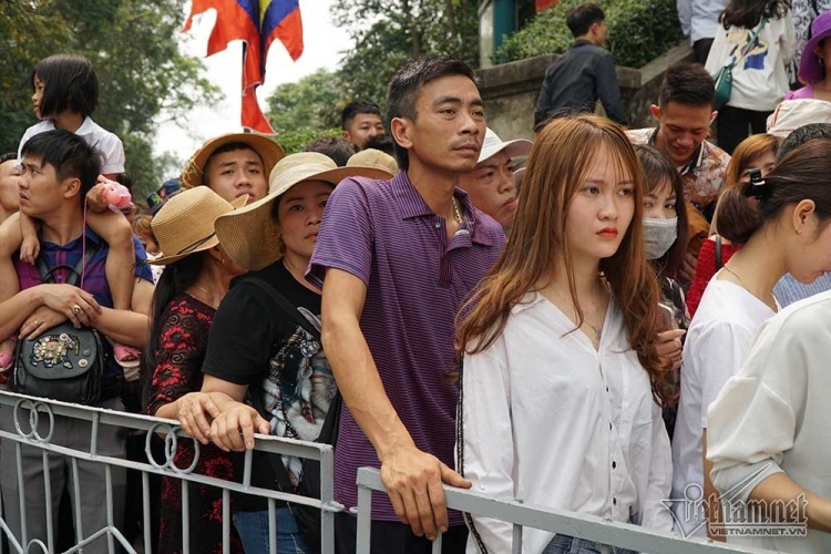 Dòng người cuồn cuộn lên đỉnh núi, đền Hùng đông chưa từng có