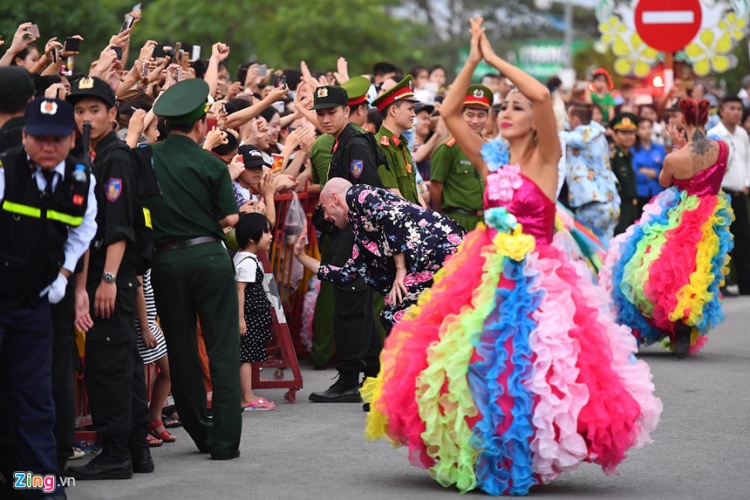 Hàng trăm cảnh sát bảo vệ 71 nghệ sĩ Tây ở Carnival Sầm Sơn