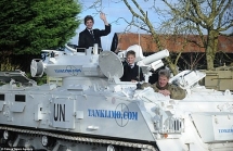 Bố lái xe tăng 17 tấn chở con đi học