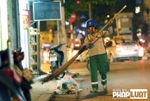Công việc thầm lặng của người công nhân quét đường trong đêm
