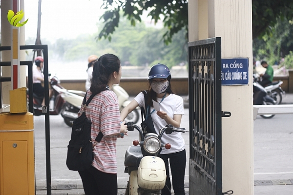 hang nghin sinh vien hoc vien ngoai giao khong su dung xe may den truong