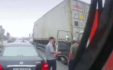 Người đàn ông rút "tấm thẻ lạ" khiến tài xế dừng đánh người