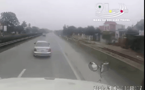 Ô tô con lạng lách "dằn mặt" xe container