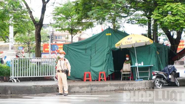 Chốt kiểm dịch Covid-19 ở cửa ngõ Thủ đô: Vừa kiểm soát, vừa tuyên truyền