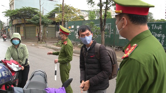 Ra đường không lý do thuyết phục, người phụ nữ bị "mời" quay về nhà