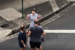 2 chị em gốc Á bị nhổ nước bọt lên mặt, chửi là nguồn mang virus