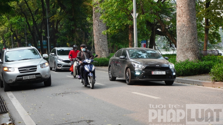 nhieu nguoi ha noi van ra duong bat chap lenh cach ly xa hoi