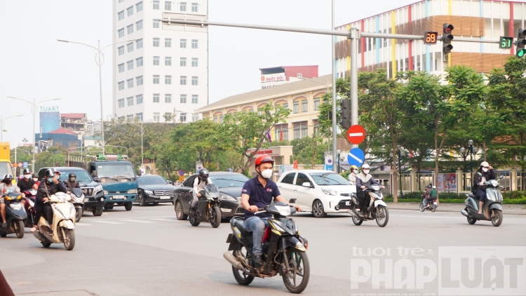 nhieu nguoi ha noi van ra duong bat chap lenh cach ly xa hoi