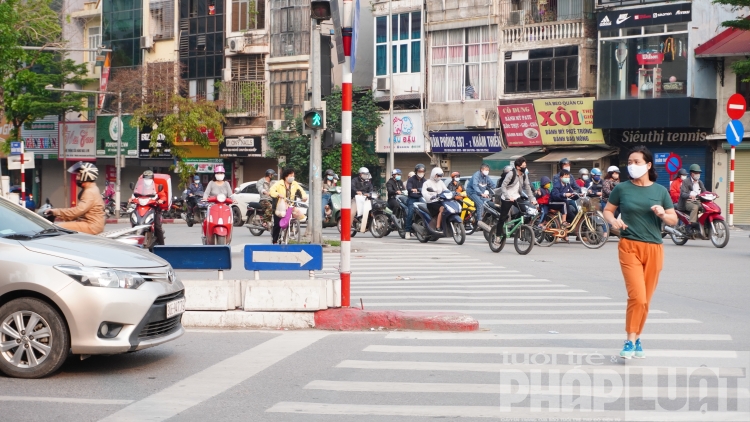 nhieu nguoi ha noi van ra duong bat chap lenh cach ly xa hoi