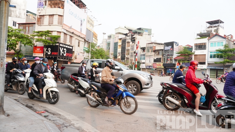 nhieu nguoi ha noi van ra duong bat chap lenh cach ly xa hoi