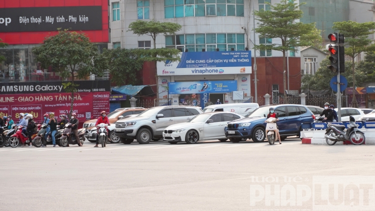 nhieu nguoi ha noi van ra duong bat chap lenh cach ly xa hoi