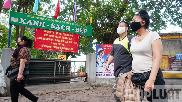 nhieu nguoi ha noi van ra duong bat chap lenh cach ly xa hoi