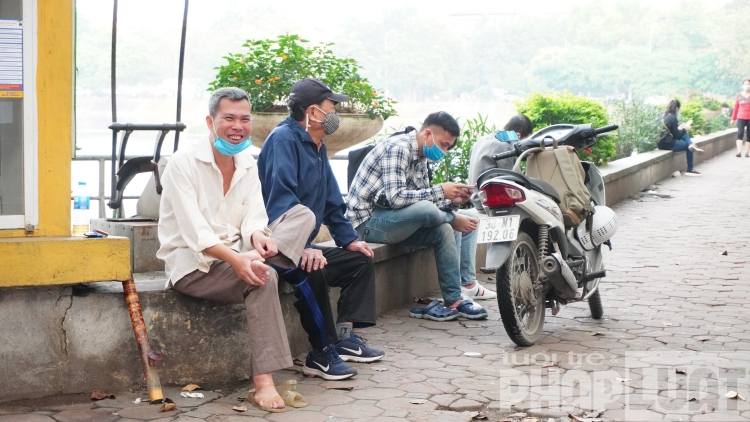 nhieu nguoi ha noi van ra duong bat chap lenh cach ly xa hoi