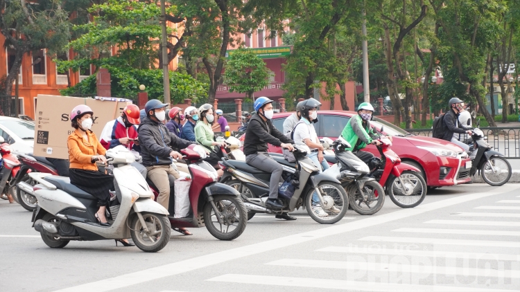 nhieu nguoi ha noi van ra duong bat chap lenh cach ly xa hoi