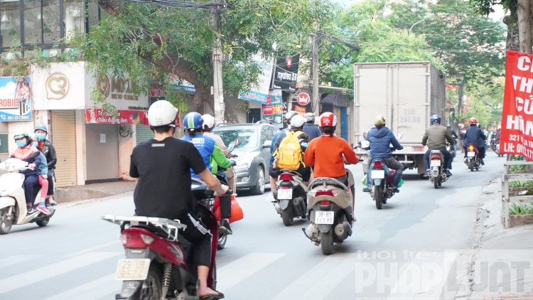 nhieu nguoi ha noi van ra duong bat chap lenh cach ly xa hoi