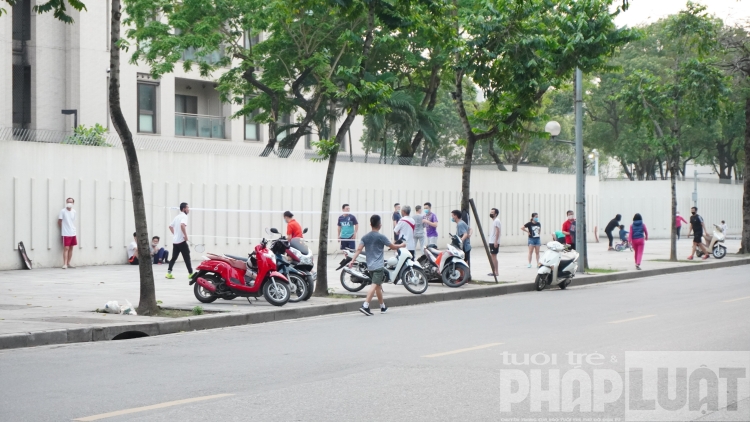 nhieu nguoi ha noi van ra duong bat chap lenh cach ly xa hoi