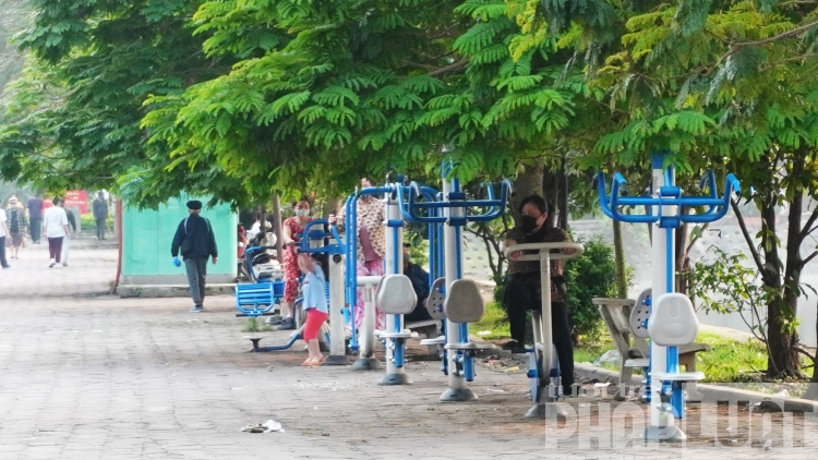 nhieu nguoi ha noi van ra duong bat chap lenh cach ly xa hoi