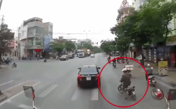 Người đàn ông liều lĩnh tạt đầu xe container