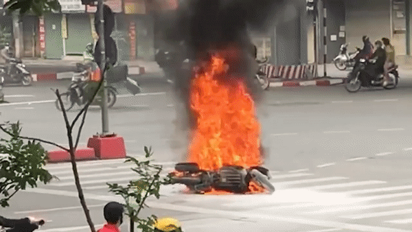Xe máy bốc cháy dữ dội ngay ngã tư Thái Hà - Chùa Bộc