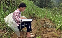 9X đi bộ 10 km mỗi ngày, trùm áo mưa học online trên núi Tây Côn Lĩnh